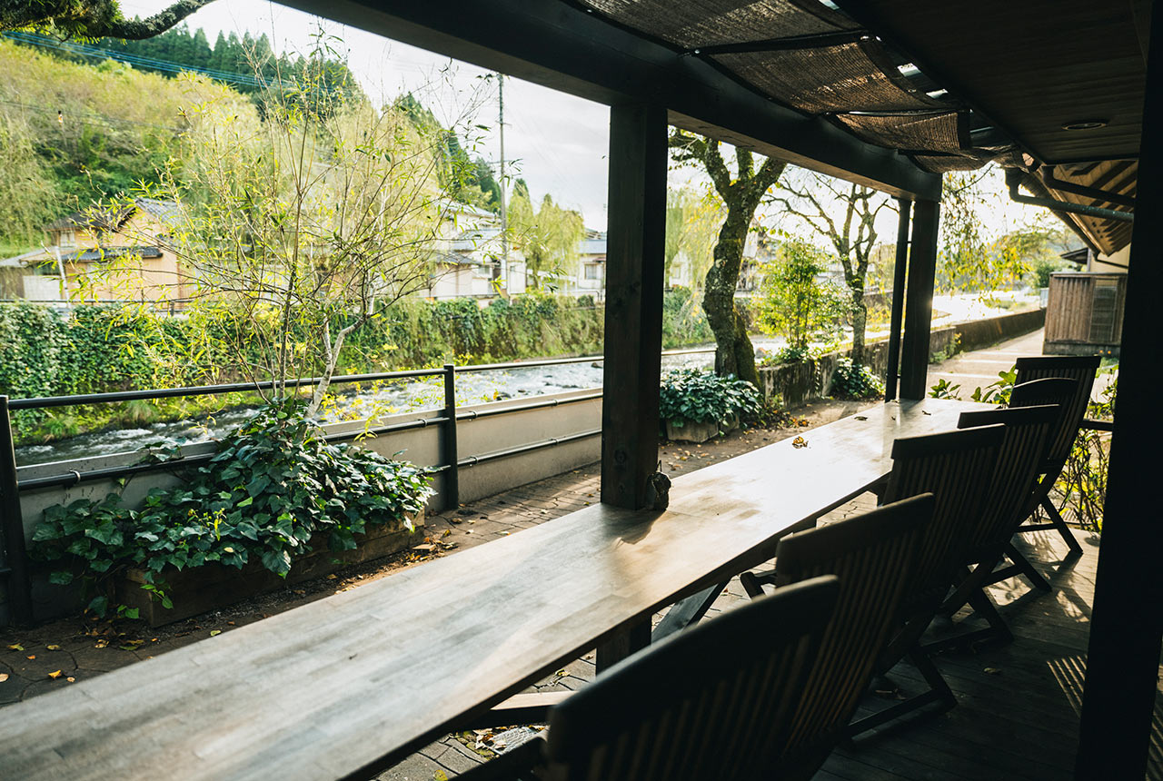 長いカウンターが設置されたテラス席