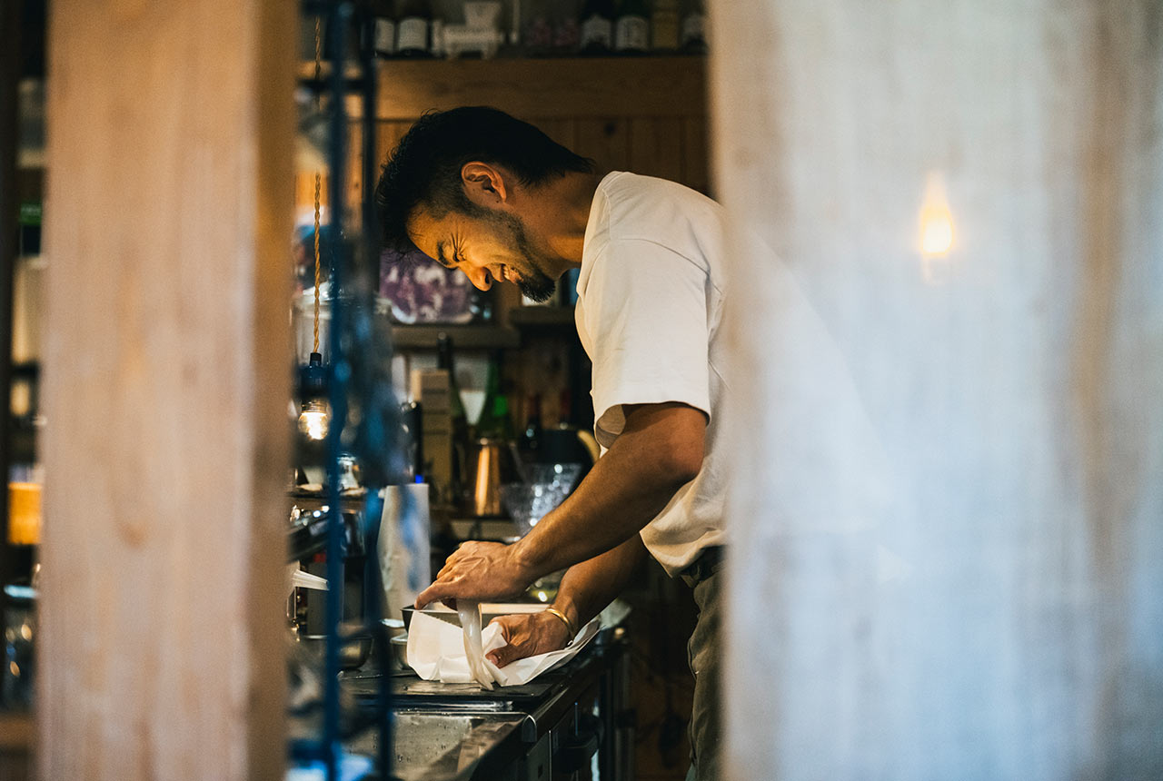 厨房に立つ桑島さん