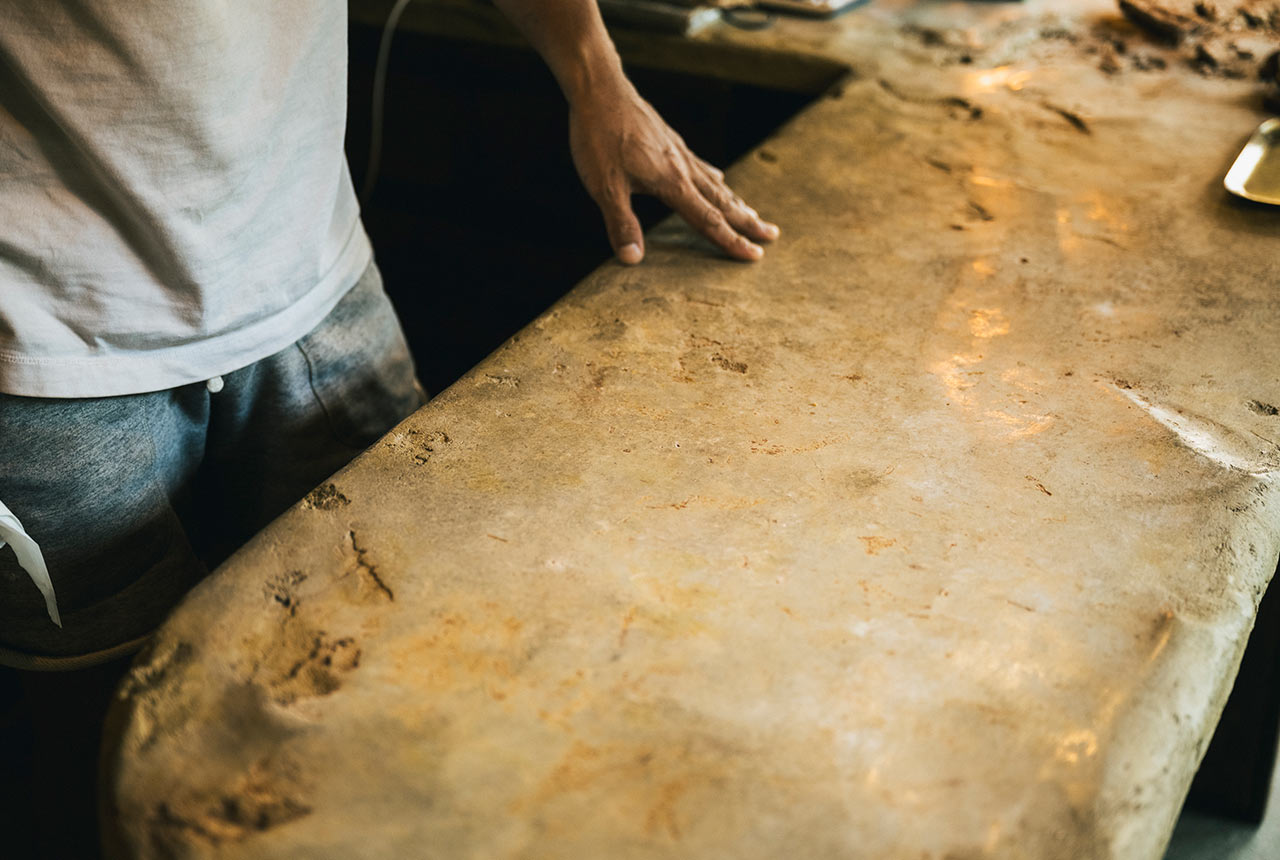 ゴツゴツとした表面が印象的なカウンター