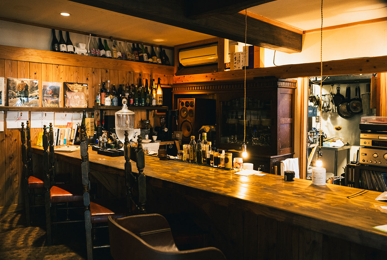 〈喫泡うたかた〉店内のカウンター席
