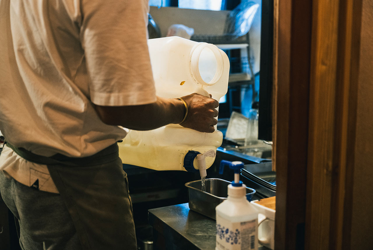 調理に使う温泉水を準備している
