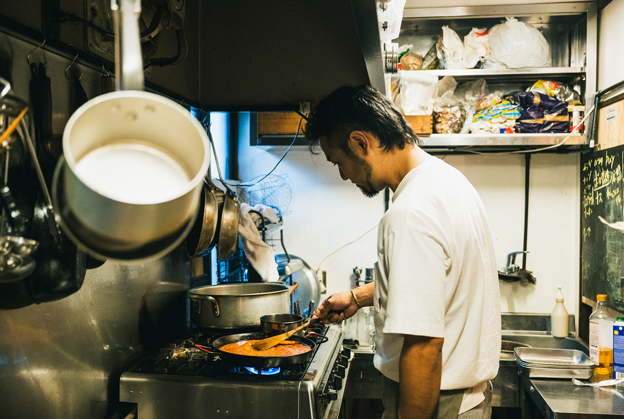 パエリアを炊いている様子