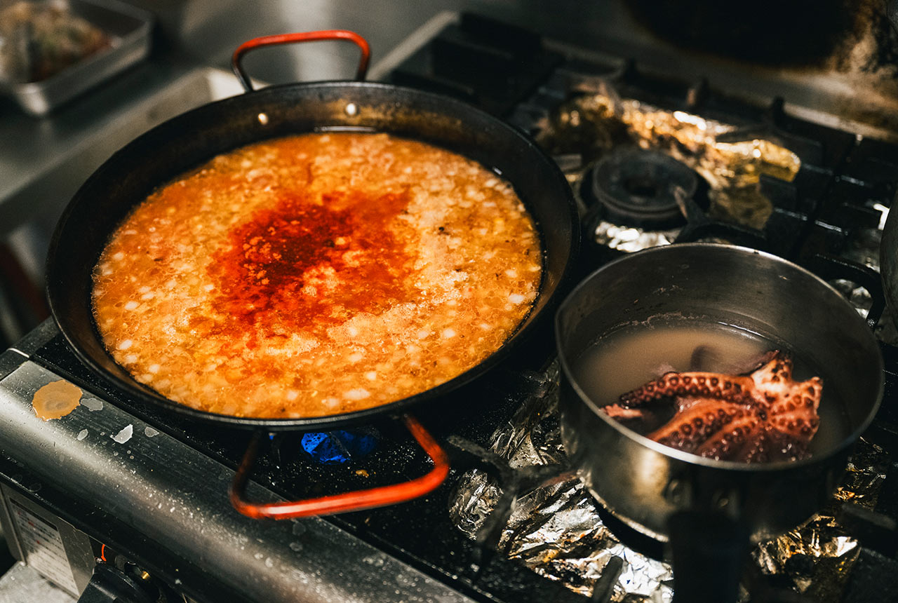 パエリアパンが火にかけられている