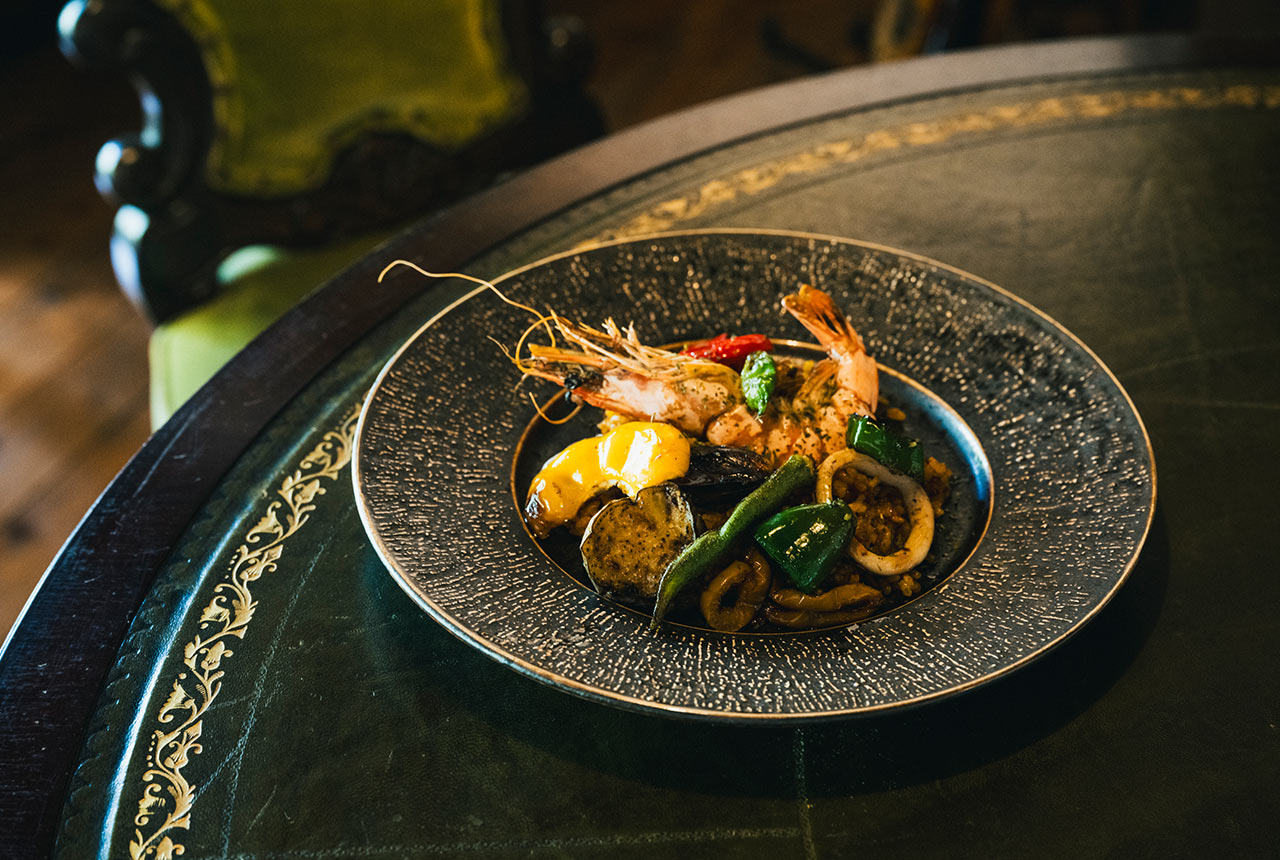 盛り付けられ完成したパエリア