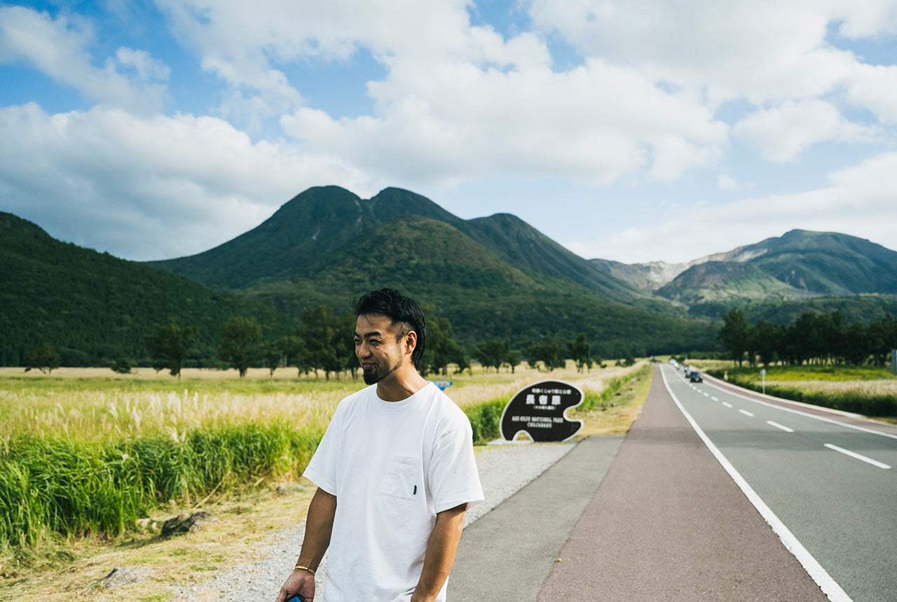 阿蘇くじゅう国立公園を背にした桑島さん