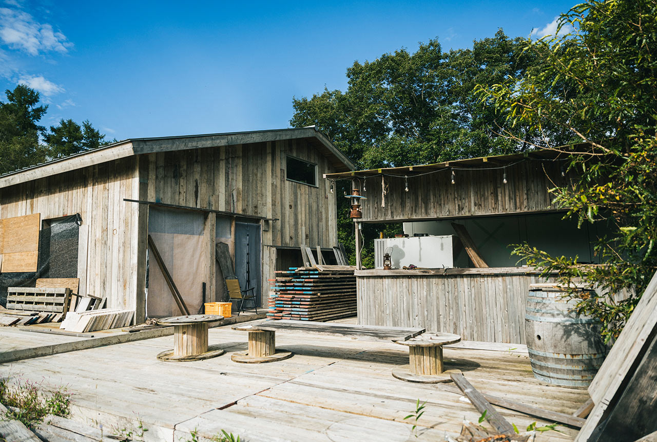 建設中のウッドデッキやコンテナハウスのスタンド