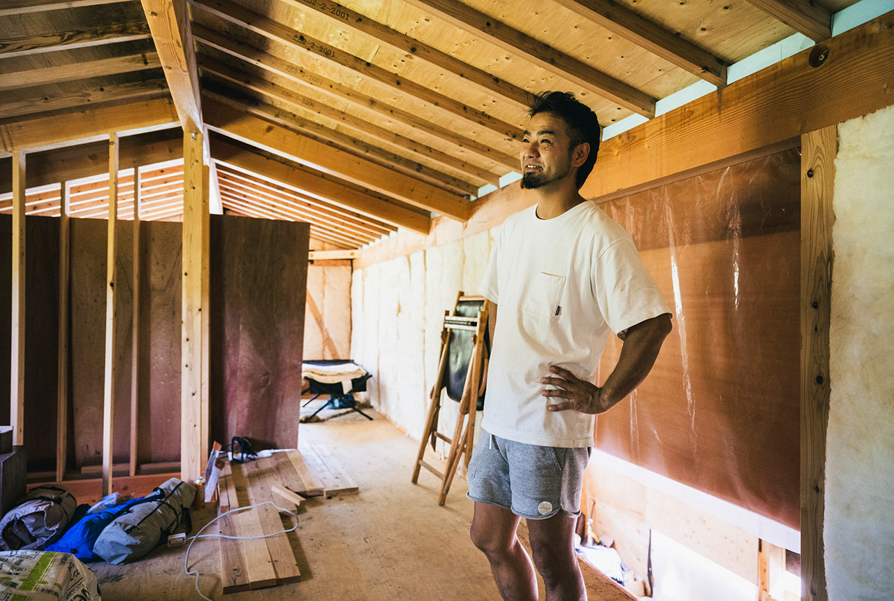 建築中の建物の中にいる桑島さん