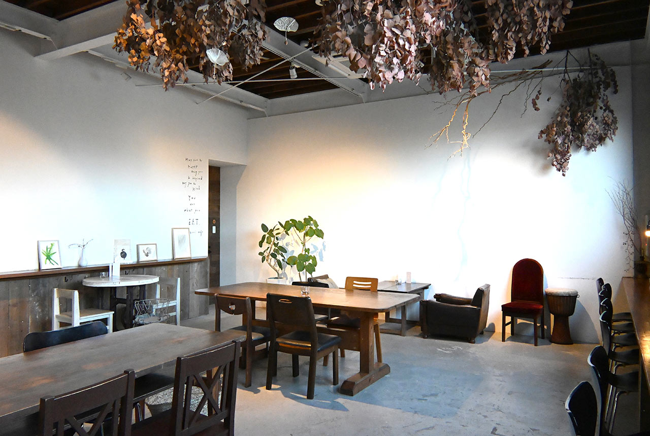 〈yadokari cafe〉の店内