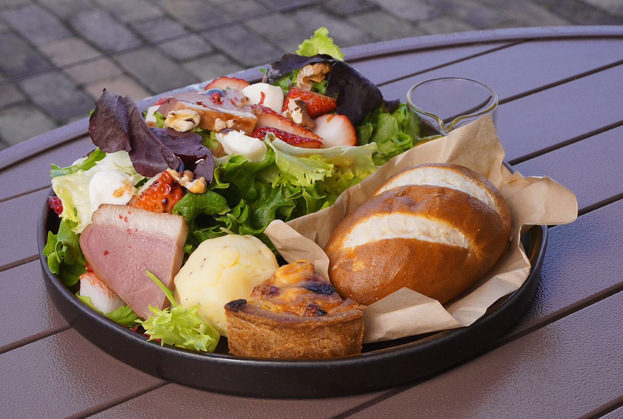 〈CAFE NA COSTA〉の「季節のごちそうサラダのプレート」
