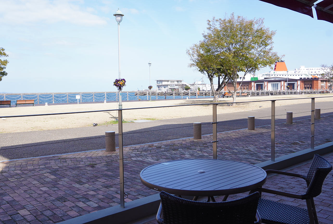 〈CAFE NA COSTA〉の海に面したテラス席