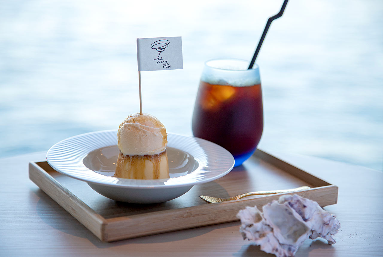 小さなお盆にのった焼きプリンとアイスコーヒー