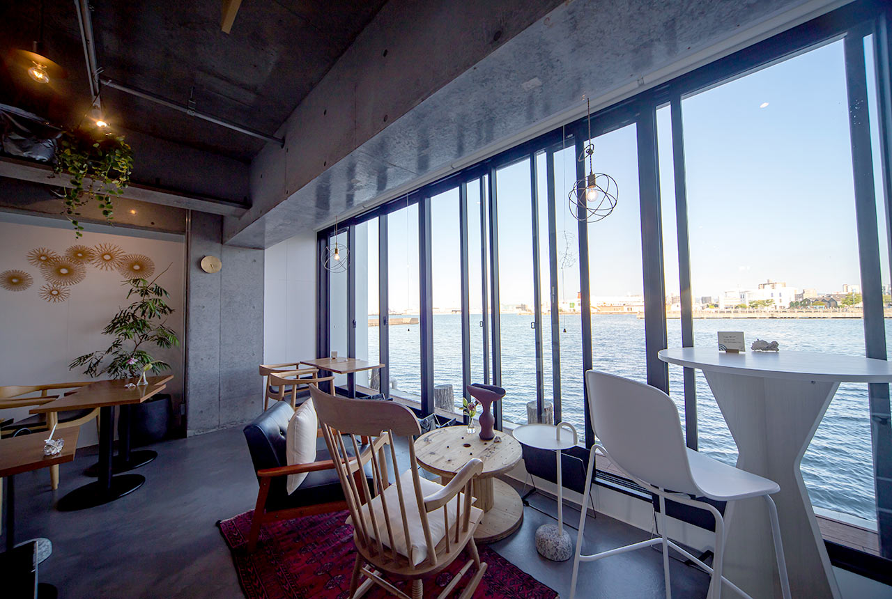 海に面した壁が全面窓の〈witchcoffee mare〉店内