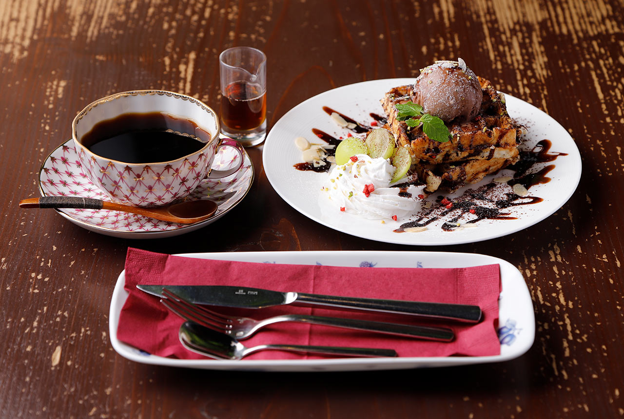 〈珈琲 Es+sense〉の「ノワールワッフルセット」