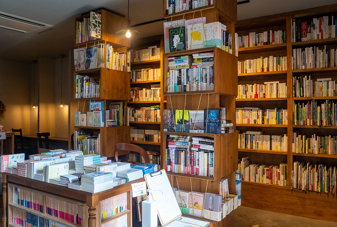 本棚が並ぶ〈Bareishoten〉店内
