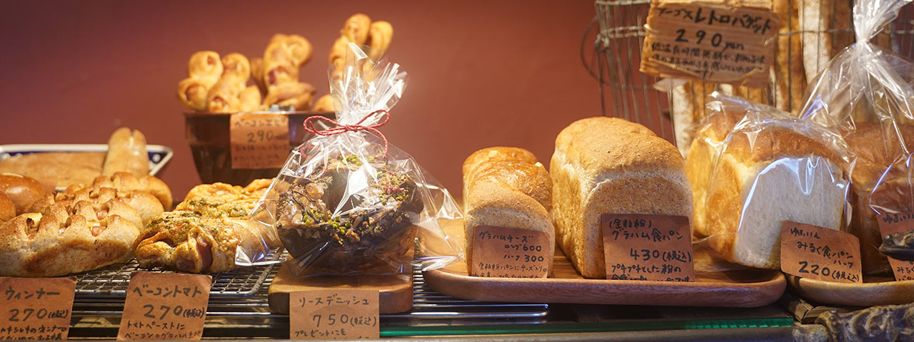 〈A:GOSSE（アーゴス）〉の各種パンが店内カウンターに並んでいる