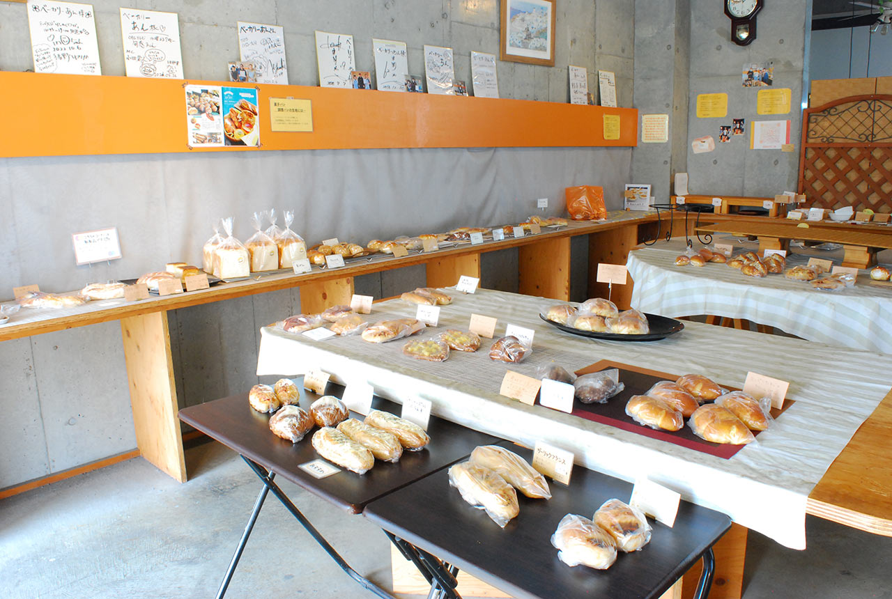 〈地下のパン屋さん ベーカリーあん〉の店内
