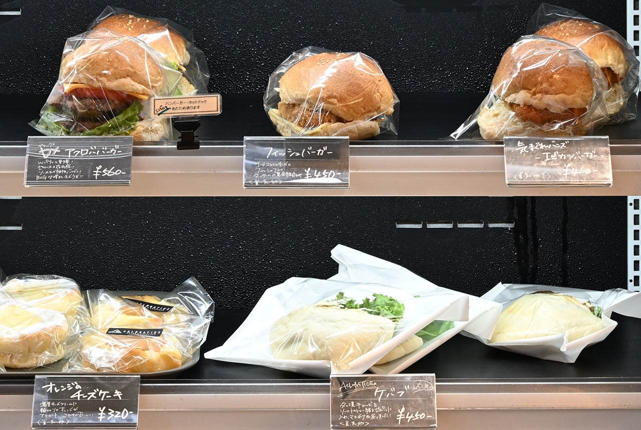 自家製のバーガーやケバブが並んでいる