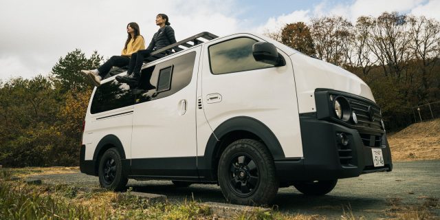 〈VANLIFE RENTAL CAR by GORDON MILLER〉のレンタルバンの屋根に２人の女性が座っている