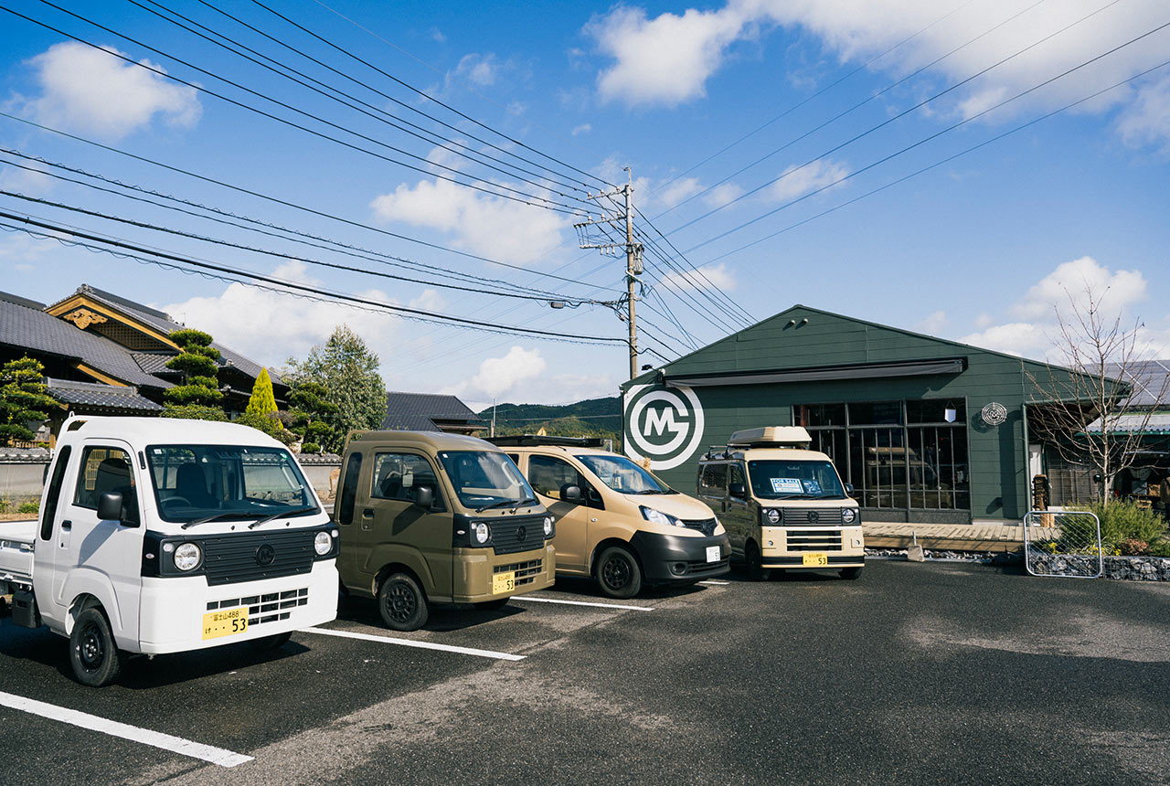 販売中の軽バンや軽トラックが並ぶ様子