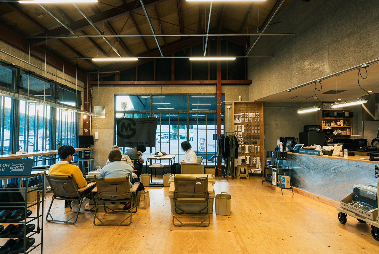 GORDON MILLER YAMAGAの店内で接客中の様子