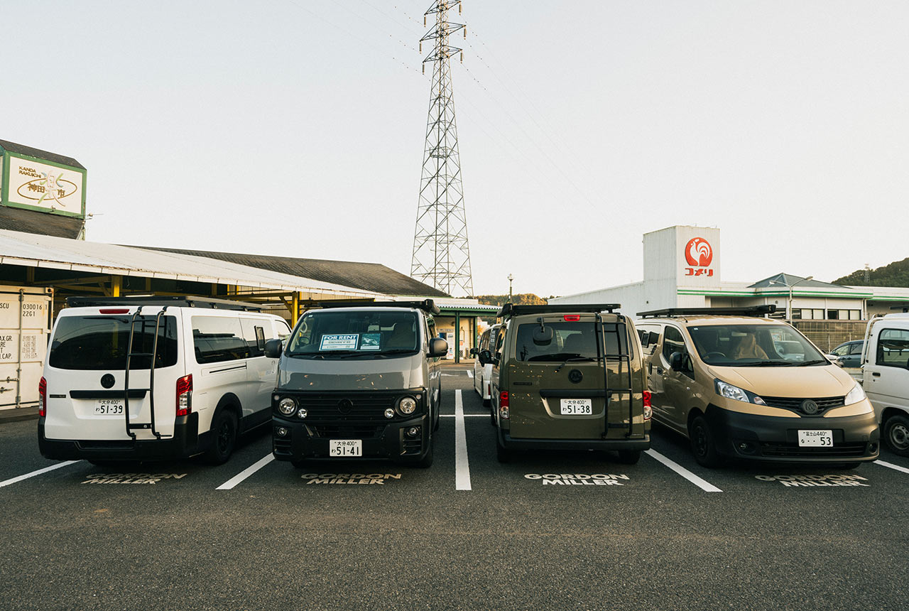 貸し出し中のレンタルバンが並ぶ様子