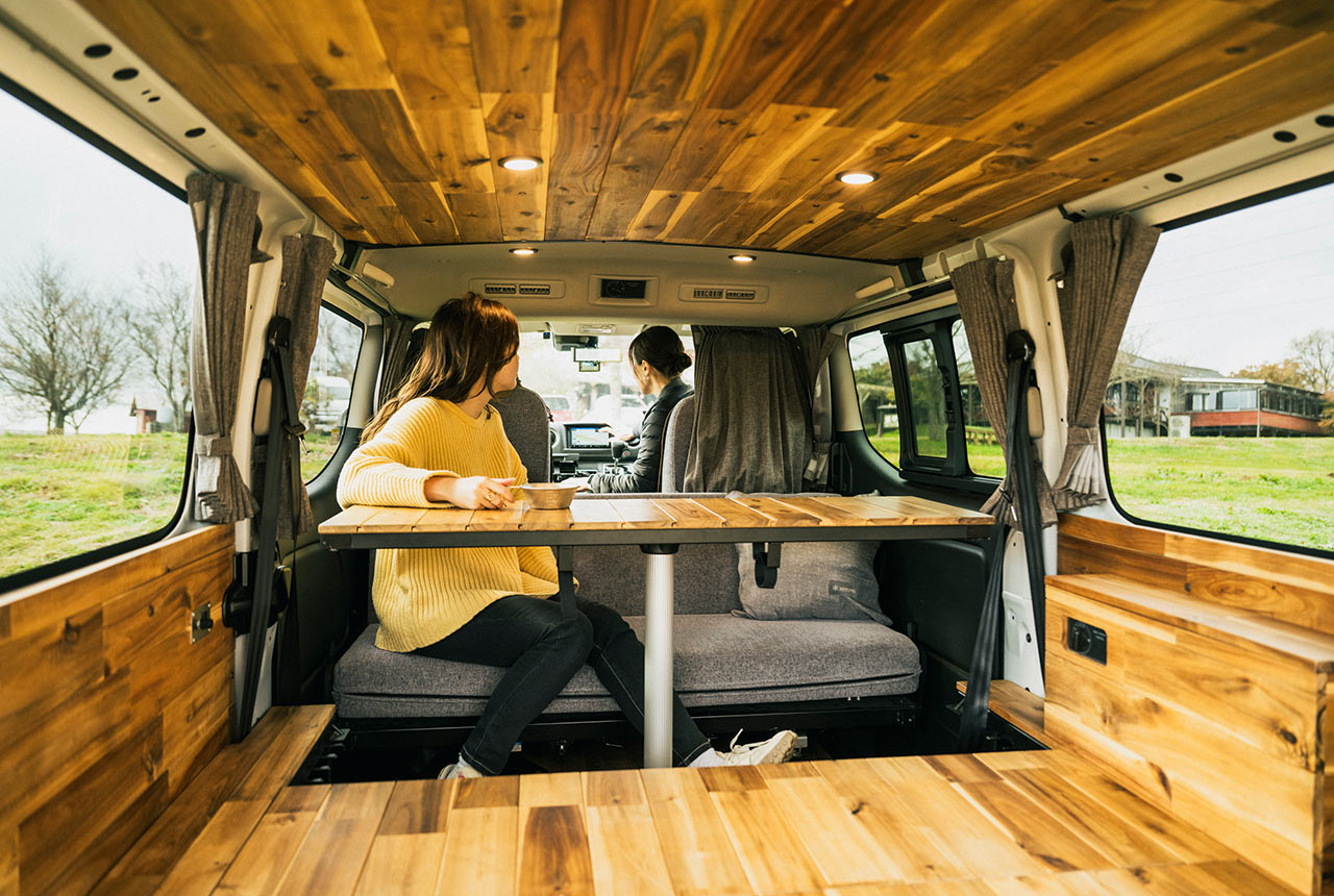 テーブルが設置されているレンタルバン後部の内観