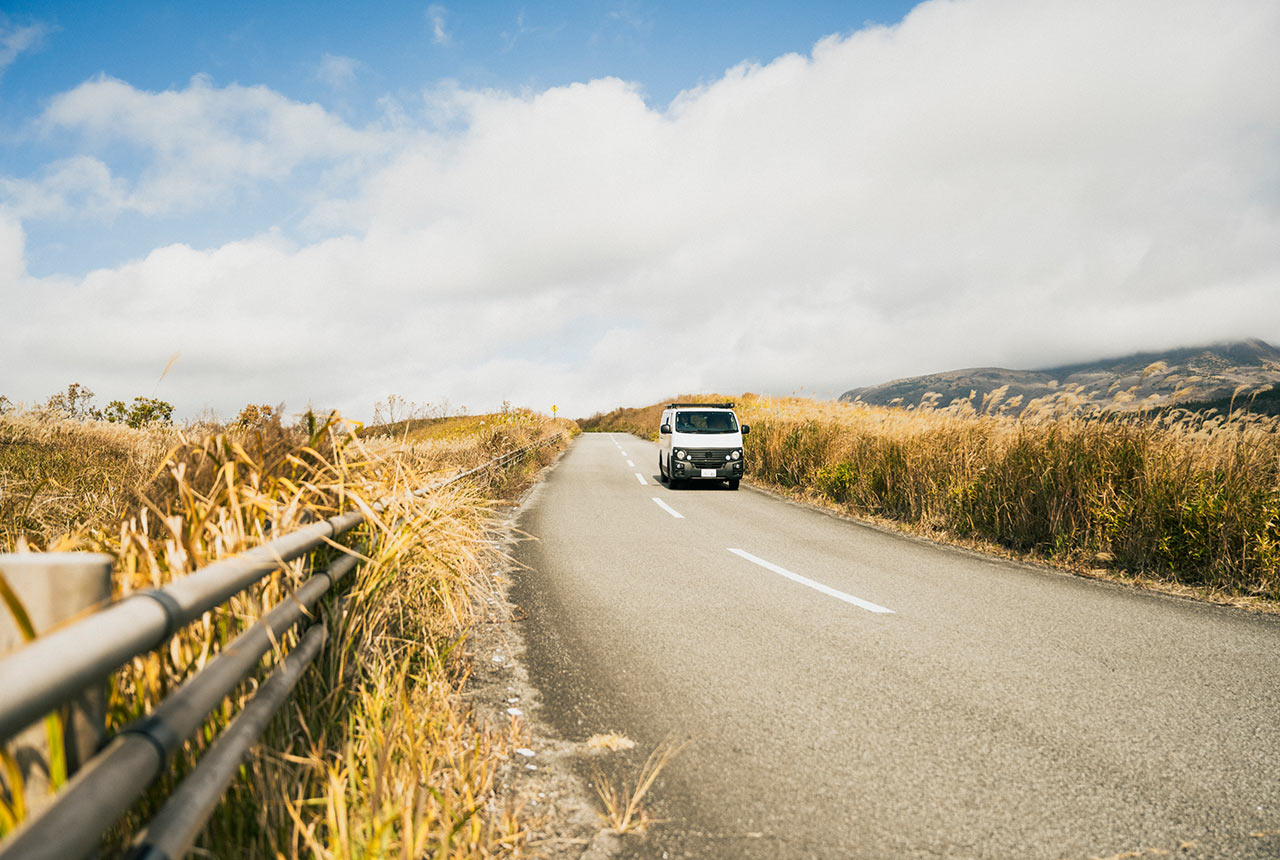 草原を駆け抜けるレンタルバン