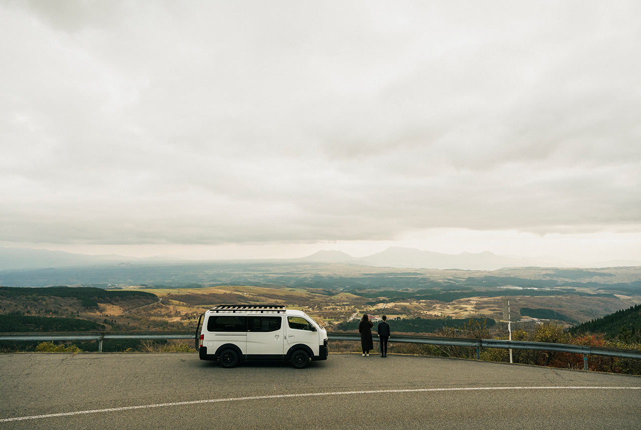 展望台にレンタルバンを停めて景色を観る様子