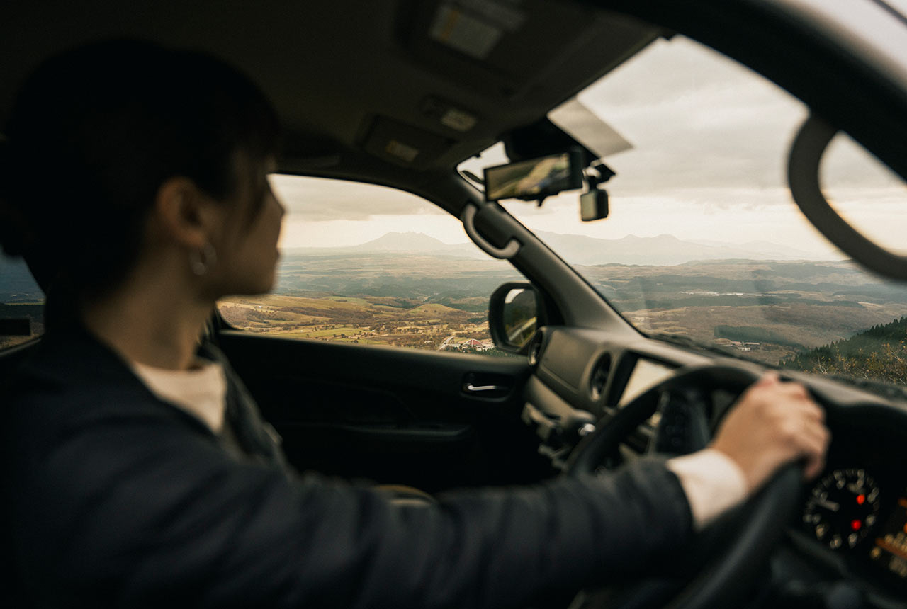 レンタルバンの車窓から覗く雄大な風景