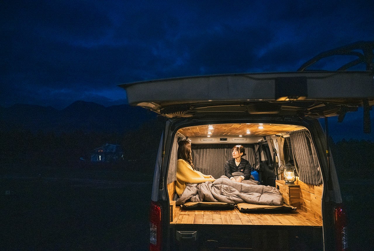 夜、レンタルバンの中で過ごす時間