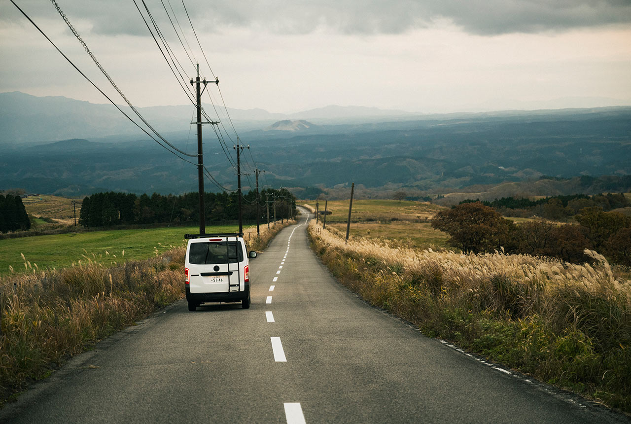 真っすぐな一本道を走るレンタルバン