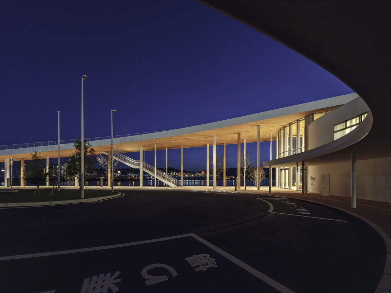 ライトアップされた屋根下