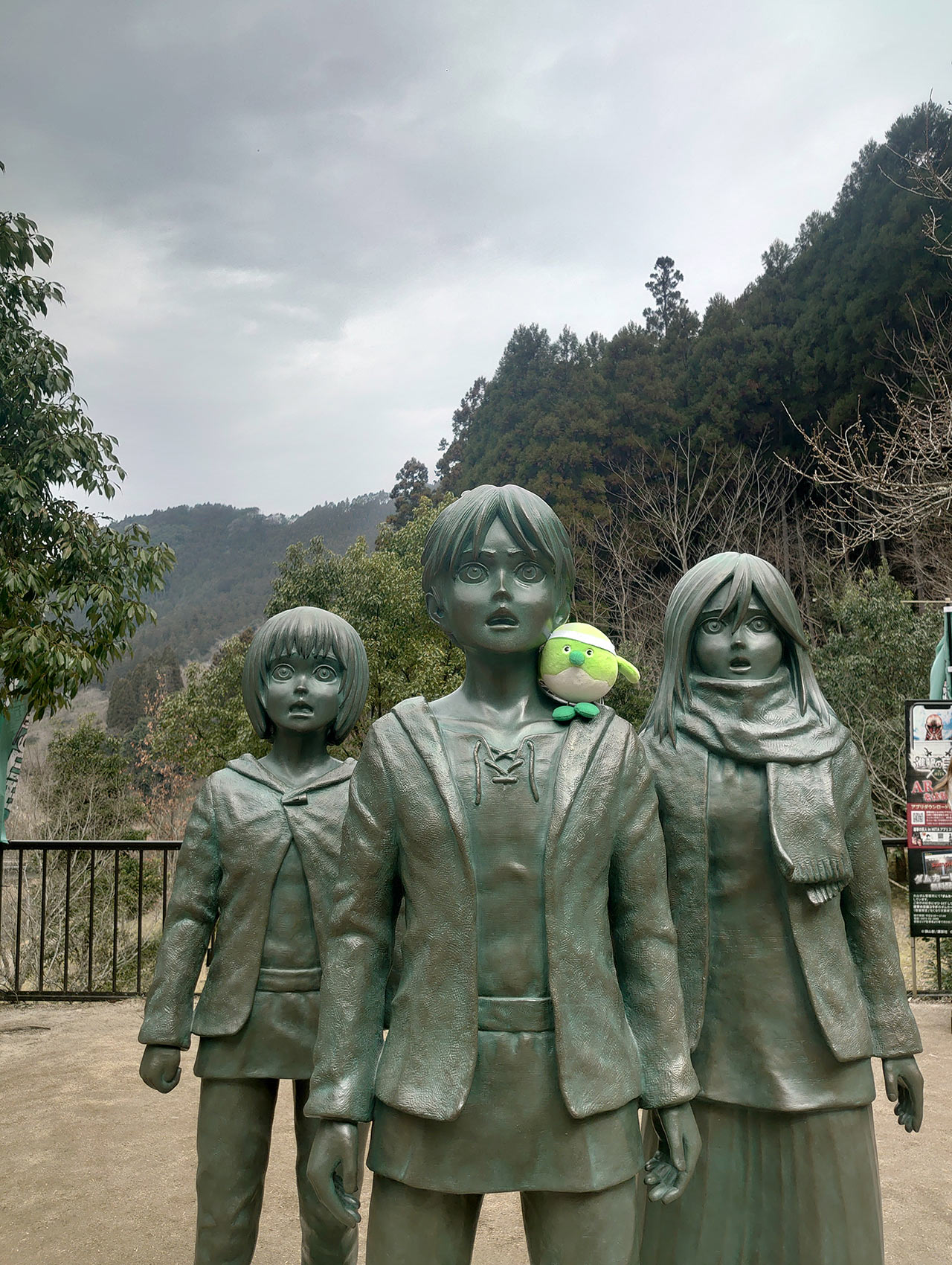 エレンの銅像の肩にのるめじろん