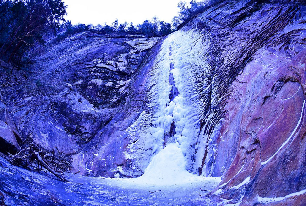 全体が凍って氷瀑となった藤河内渓谷の観音滝