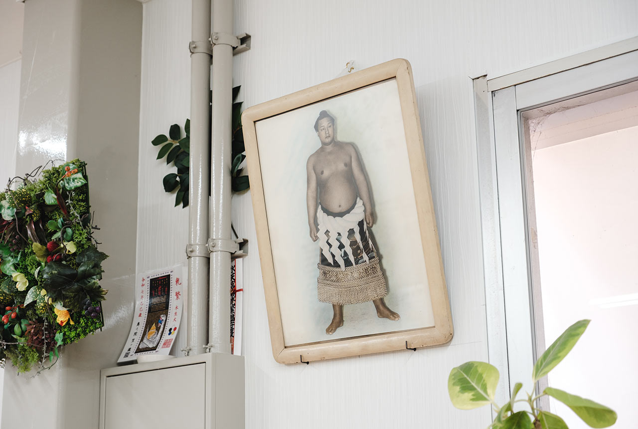 壁に飾られた双葉山の額装写真