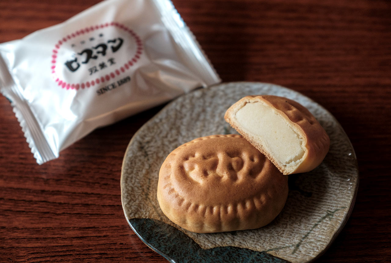 皿にのせた〈ビスマン〉と個包装の商品が並んでいる