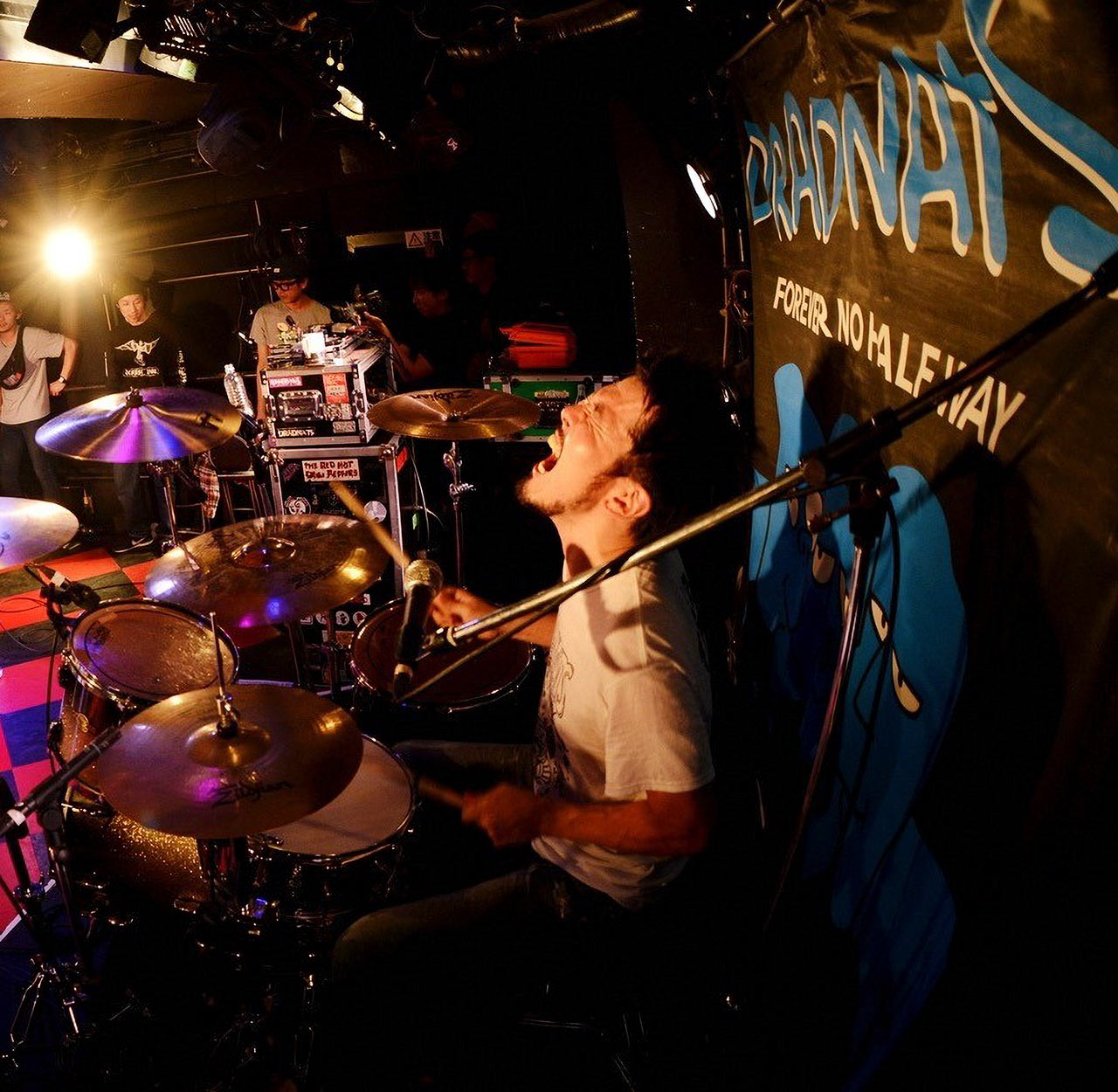 ライブでドラムを叩く殿畑敦士さん