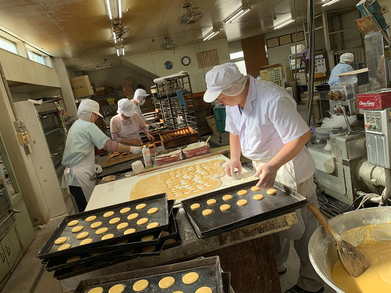 ビスマンの生地を型抜きしている工場内の様子
