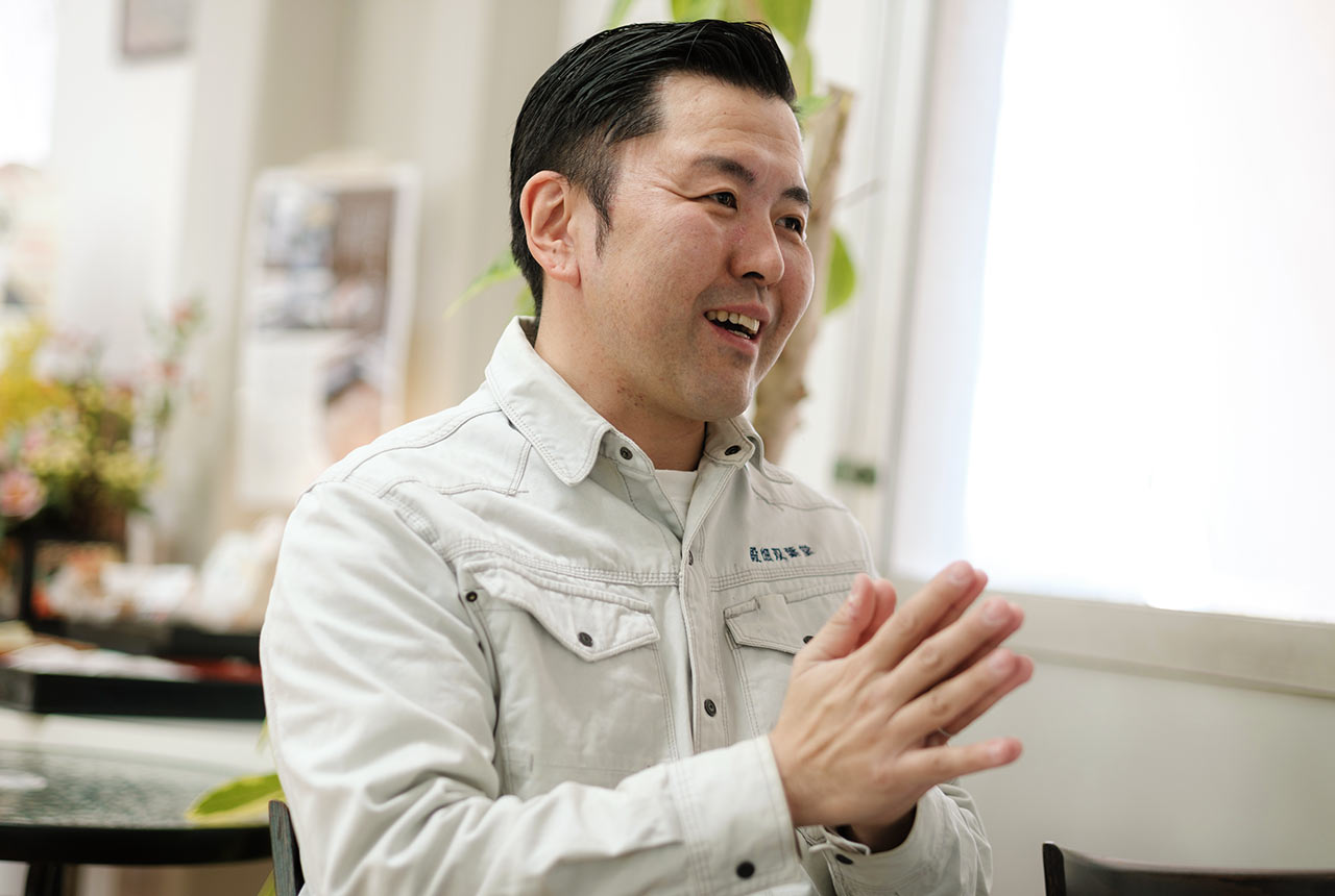 インタビュー中の殿畑敦士さん