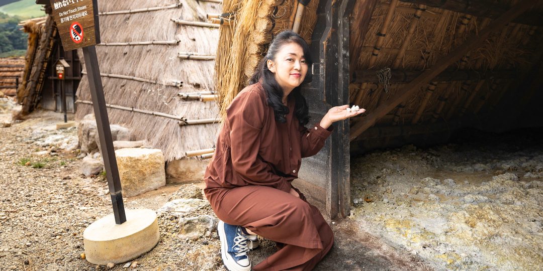 〈みょうばん湯の里〉で湯の花を手にする中島知子さん