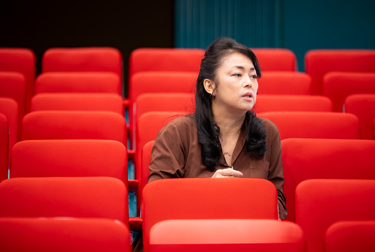 演芸場の客席でインタビューを受ける中島知子さん