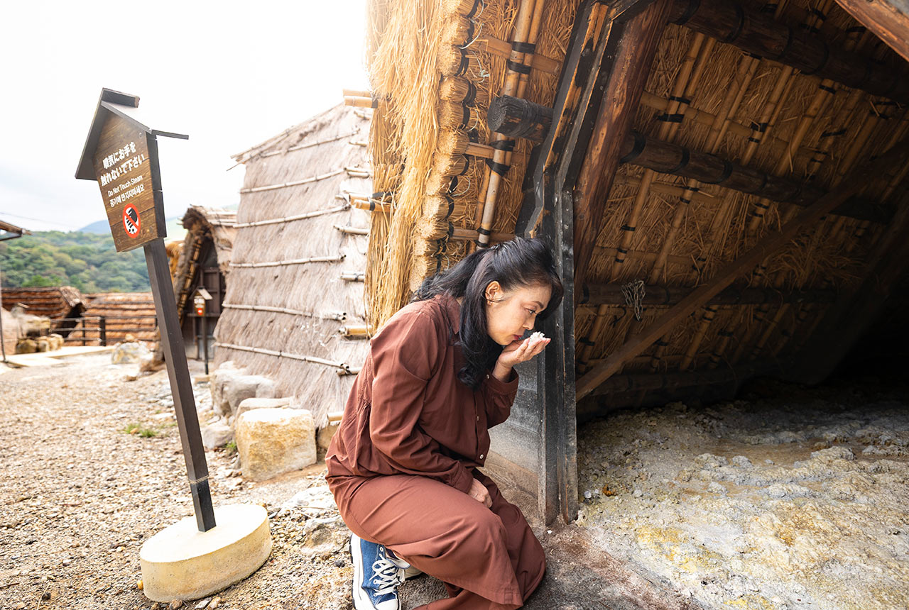 湯の花の香りをかぐ中島知子さん