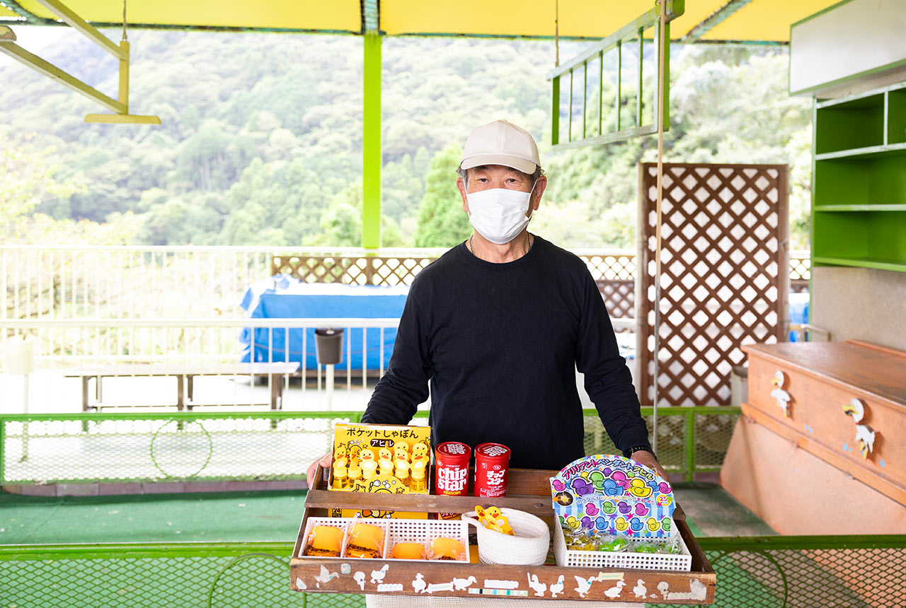 景品を前にした（有）あひる競技の３代目社長・野田峰生さん