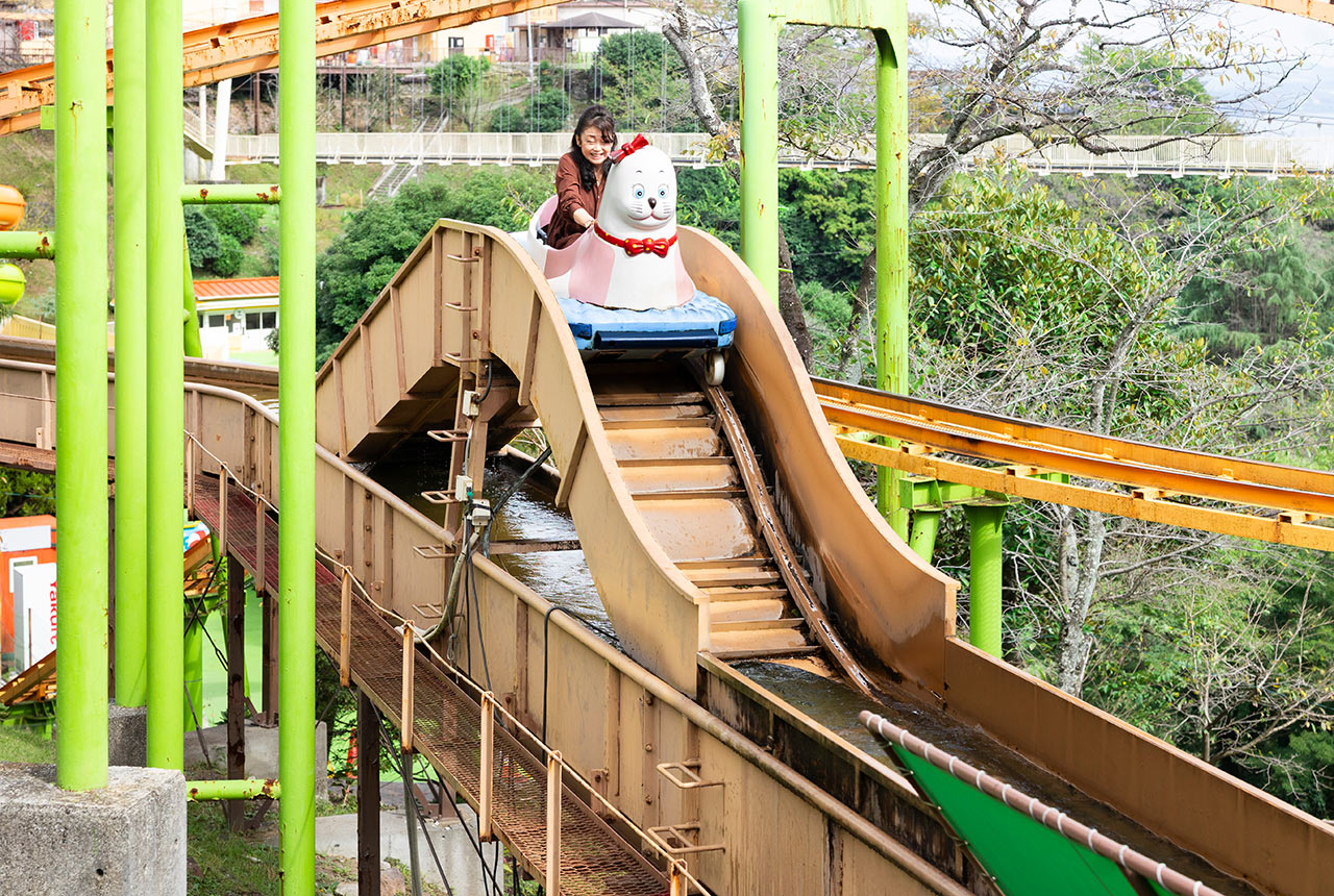 アシカ型カートに乗り水路を進む「ウォーターパレード」を堪能中