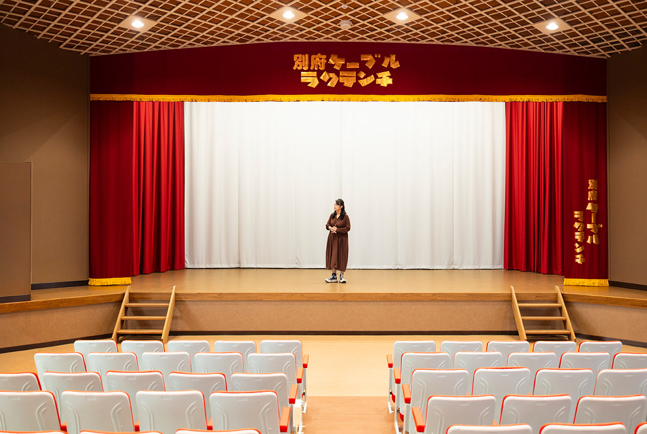 〈別府ケーブルラクテンチ〉演芸場のステージに立つ中島知子さん