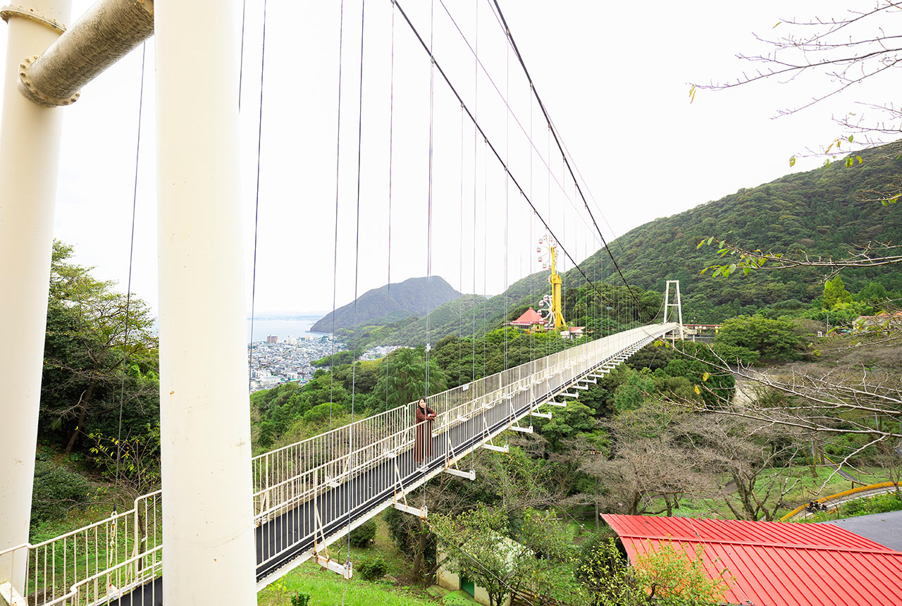 別府湾を見渡す位置に架けられた巨大な吊り橋