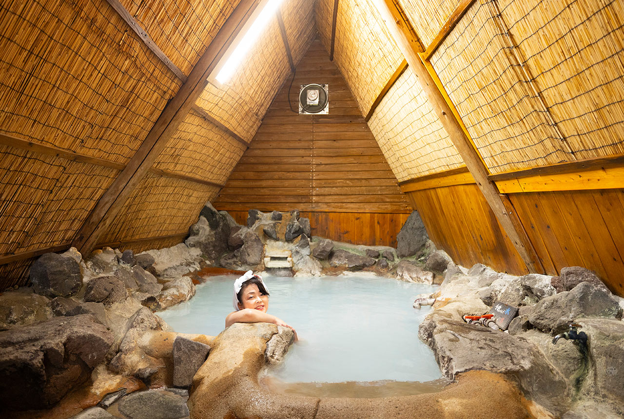 貸切湯につかる中島知子さん