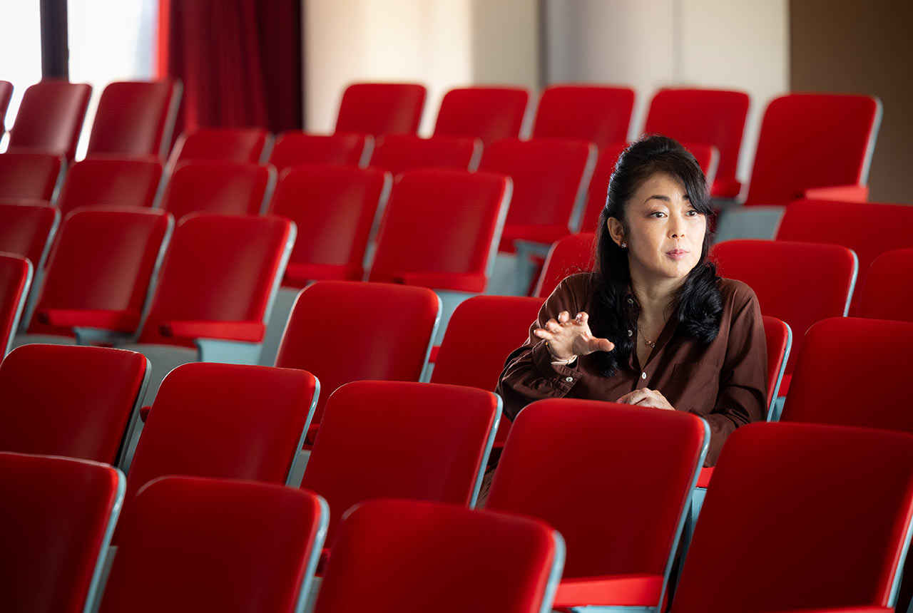 演芸場の客席に座りインタビューを受ける中島知子さん