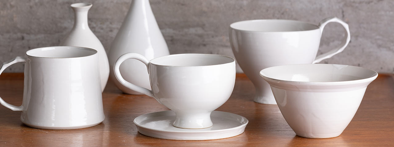 陶芸家の坂本和歌子さんが手がけたティーカップやマグカップ、一輪挿しなどが並ぶ