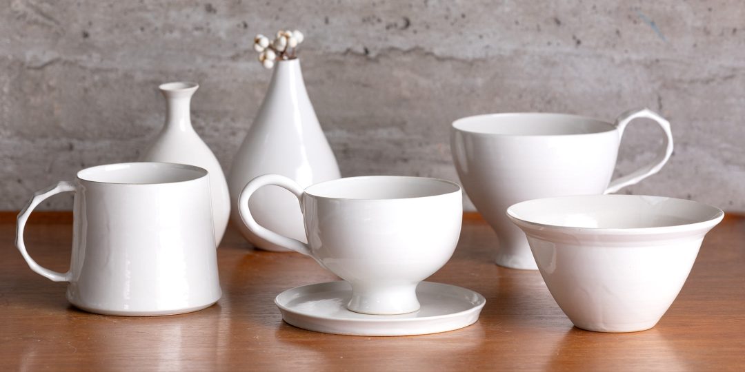 陶芸家の坂本和歌子さんが手がけたティーカップや花瓶が並ぶ